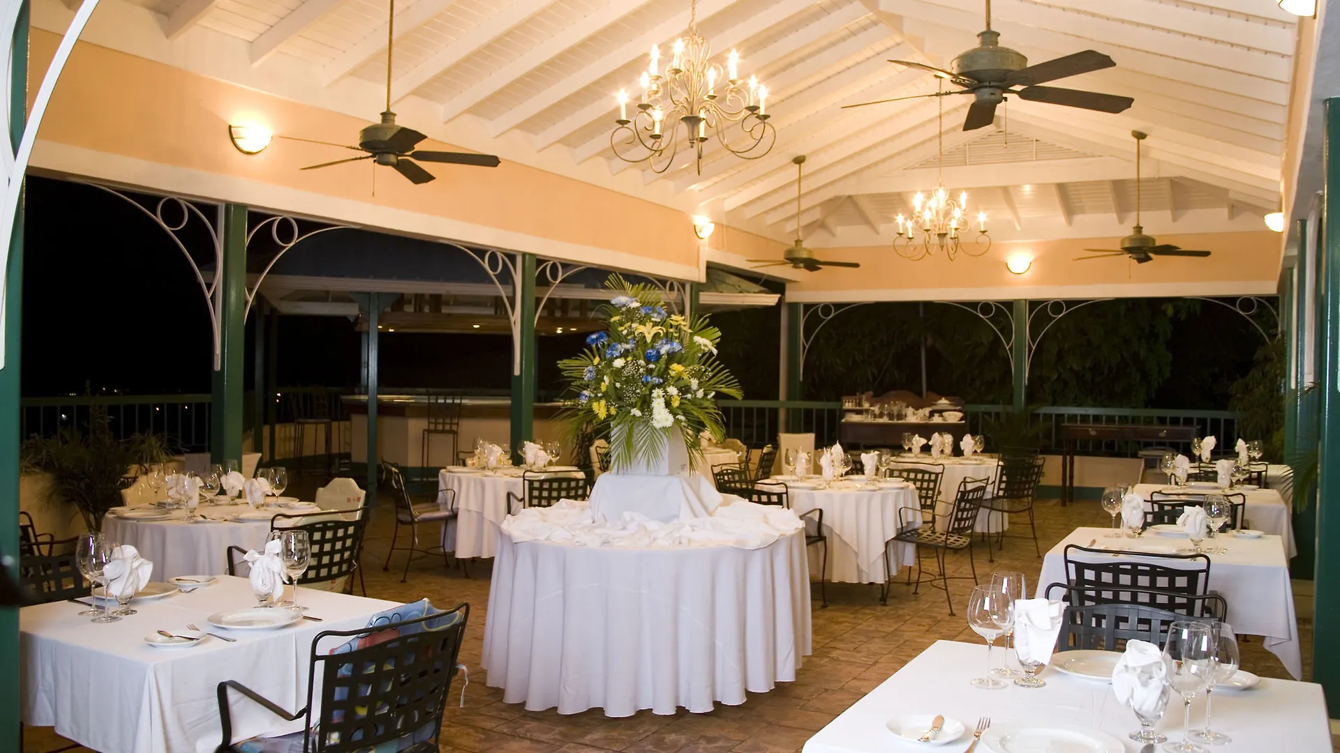 Cardiff Hotel And Spa Runaway Bay 4*,